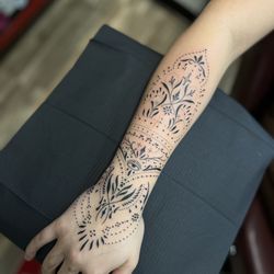 BLACKLINE TATTOOS - Very clean solid tattooing!