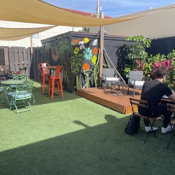 Gratefuel Cafe - Outdoor backyard dining area - Yoga Near Me - Fort Lauderdale, Florida