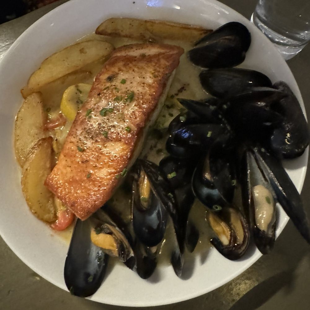 Maison Cheryl - Salmon and muscles - French Near Me - Arlington, Virginia