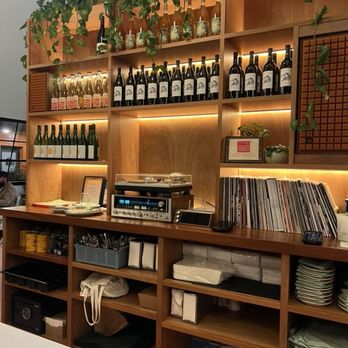 Le Hut Dinette - Wine Bars Near Me - Santa Ana, California