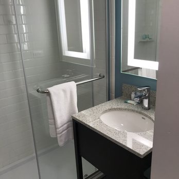 Hotel Saint Clair - Tiny but ample bathroom - Hotels Near Me - Chicago, Illinois