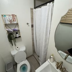 Wink at me Lash studio - Restroom has a shower!