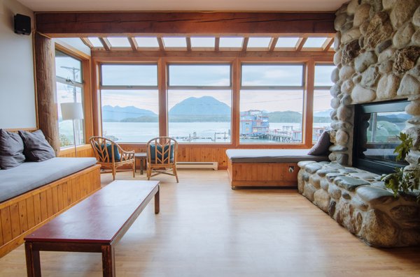 Tofino Hostel / HI Whalers On The Point Guesthouse by null