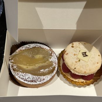 Maison Mulot - Tarte aux poires et amaryllis - Bakeries Near Me - Paris, 01