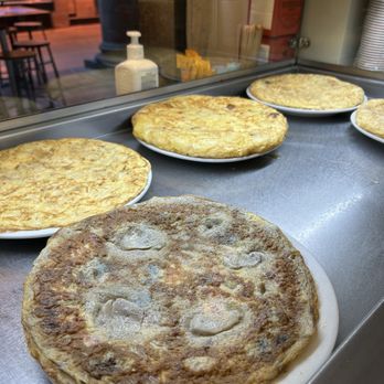 Mercat La Boqueria - Various omelettes - Farmers Market Near Me - Barcelona, B Mercat La Boqueria - Various omelettes - Farmers Market Near Me - Barcelona, B