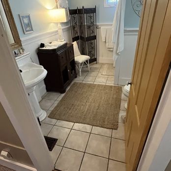 Old Carrabelle Hotel - Bathroom on 1st level - Hotels Near Me - Carrabelle, Florida Old Carrabelle Hotel - Bathroom on 1st level - Hotels Near Me - Carrabelle, Florida