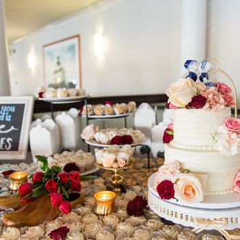 Sassy Little Bee - beautiful set up for the wedding cake - Wedding Planning Near Me Sassy Little Bee - beautiful set up for the wedding cake - Wedding Planning Near Me