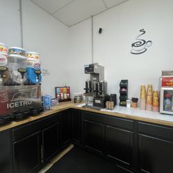 Columbus General Store - Coffee area y slushy machine