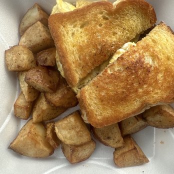 Sweet Mamas Restaurant - Sausage, Egg & Cheese Sandwich con Homefries - American Near Me - Orlando, Florida