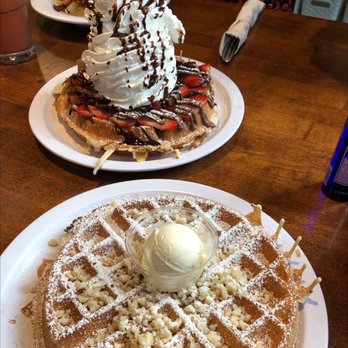 Eggs 'n Things Ko Olina - Macadamia Nut mochi Waffle Strawberry Nutella mochi waffle - American Near Me - Kapolei, Hawaii Eggs 'n Things Ko Olina - Macadamia Nut mochi Waffle Strawberry Nutella mochi waffle - American Near Me - Kapolei, Hawaii