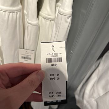 Hollister - Women's Clothing Near Me - Edison, New Jersey