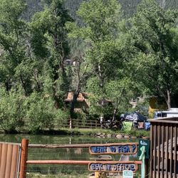 Lone Duck Campground - Fishing pond with view of mountains