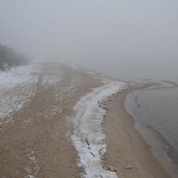 Pałacyk Trofana - Strand von der Seebrücke fotografiert
