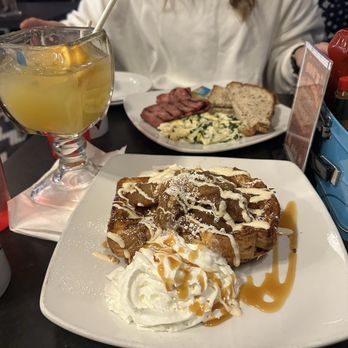 Mom's Kitchen & Bar - Comfort Food Near Me - New York, New York
