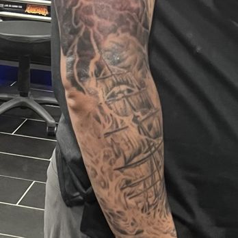 Black Crown Tattoo Studio - Second session what was left from the first - Tattoo Near Me - Pittsburg, California
