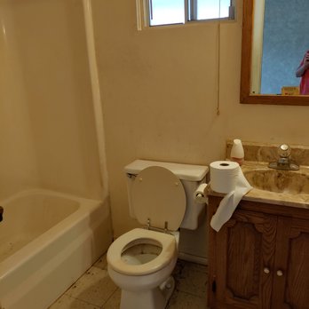 E.L. Construction - Back bathroom before remodel - General Contractors Near Me - Phoenix, Arizona