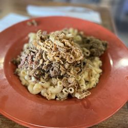 The Twisted Fork - Macaroni and cheese with pulled pork