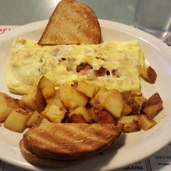Dom's Broad St Eatery - Meat-lovers Omelette - Breakfast & Brunch Near Me - Windsor, Connecticut