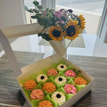The Giving Cake - Dozen cupcakes on display, building anticipation :) - Cupcakes Near Me - Santa Cruz, California