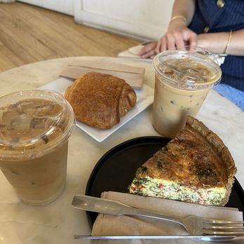 Delanie's Coffee Shadyside - Coffee & Tea Near Me - Pittsburgh, Pennsylvania
