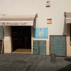 El Príncipe - Das Café and einer kleinen Straße gelegen