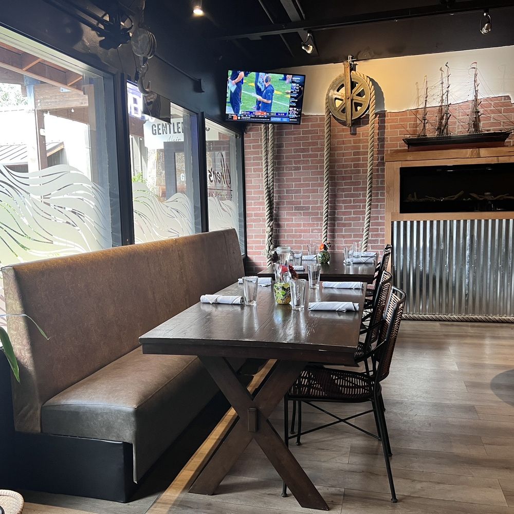 Oshen's Chophouse - Seating in bar area. - Wine Bars Near Me - Gleneden Beach, Oregon