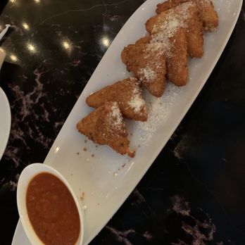 Pasta Cucina - Fried Mozzarella - 8/10 freshly fried and good sauce, great if you have a lot of people eating i could only eat 2 max alot of cheese lol - Italian Near Me - Henderson, Nevada