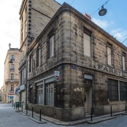 John Doe - Devanture dans les locaux de l'ancienne usine Faret