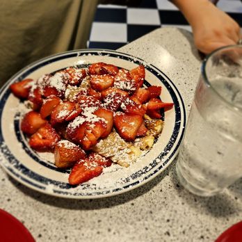 Natalia's Cafe - strawberry crepe - Breakfast & Brunch Near Me - Camas, Washington