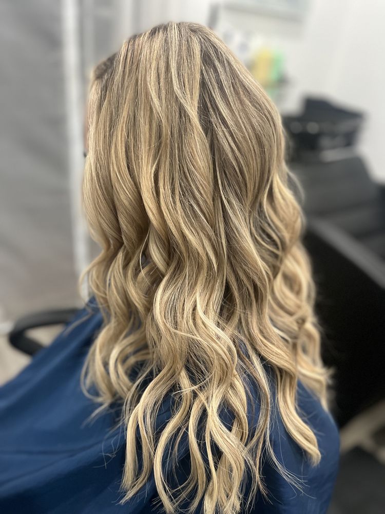 Hair Extensions by Solli Logo