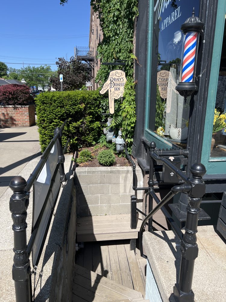 Braly's Barber Den Logo