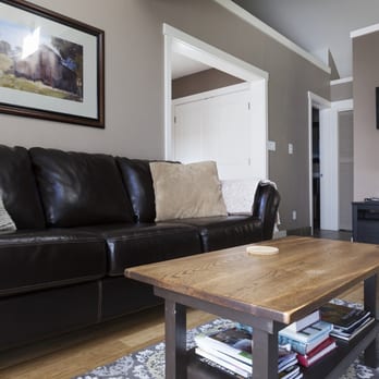 Weisinger Vineyard Cottage - Living room with free WiFi, Direct TV Netflix, and Roku. - Bed & Breakfast Near Me - Ashland, Oregon Weisinger Vineyard Cottage - Living room with free WiFi, Direct TV Netflix, and Roku. - Bed & Breakfast Near Me - Ashland, Oregon