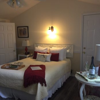 Martha's Vineyard - Bed & Breakfast Near Me - South Haven, Michigan