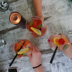 Restaurant Goldenes Lamm Villach - Sommer getraenke auf tisch restaurant goldenes lamm