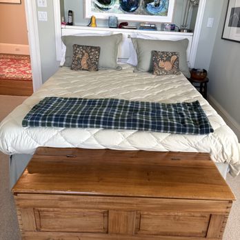 Glenda Blanco Housekeeping - Well done and upkept bed. - Home Cleaning Near Me - Oakland, California Glenda Blanco Housekeeping - Well done and upkept bed. - Home Cleaning Near Me - Oakland, California