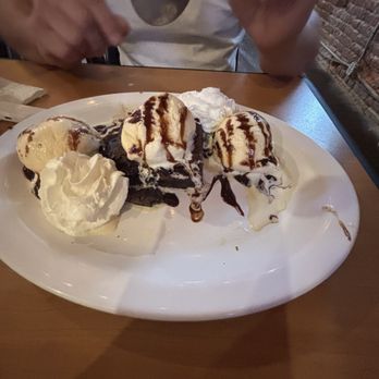 The Tipsy Lion Bar & Grill - Brownie with ice cream - Burgers Near Me - West, Texas