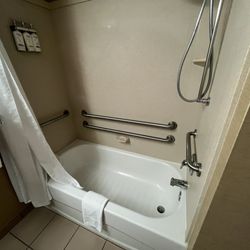 Holiday Inn Express Charles Town - Bathroom