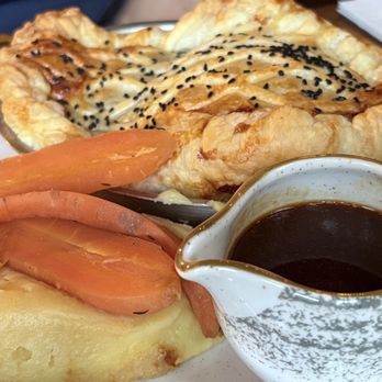 The Wellington - Chicken Leek Tarragon Pie - Pubs Near Me - London, XGL