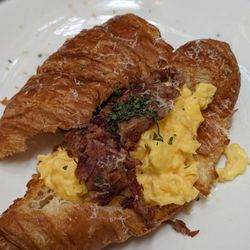 Urban Cafe Commune - Corned beef croissant - Anne