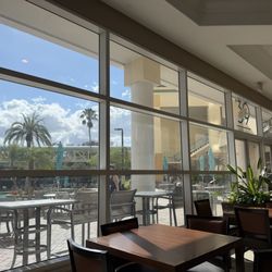 Rosen Plaza Hotel - Dining room next to the pool
