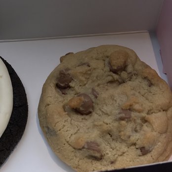 Crumbl - Glendora - Bakeries Near Me - Glendora, California