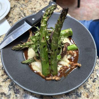 Horseshoe - Braised short rib with asparagus on a bed of mashed potatoes and gravy. - Breakfast & Brunch Near Me - Breckenridge, Colorado Horseshoe - Braised short rib with asparagus on a bed of mashed potatoes and gravy. - Breakfast & Brunch Near Me - Breckenridge, Colorado