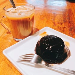 Por Um Punhado de Dólares - Iced latte e bolo de chocolate com cafe