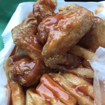 Harold's Chicken Shack West Loop - 4 Wings Dinner with fries and yummy sauce - Chicken Shop Near Me - Chicago, Illinois