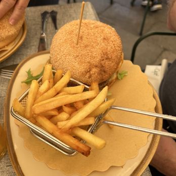 Le Café - Burgers were both quite under - Bars Near Me - Venezia, VE Le Café - Burgers were both quite under - Bars Near Me - Venezia, VE