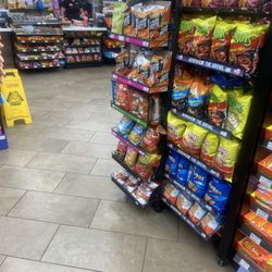 Arco Ampm - 1 of 2 rude employees.