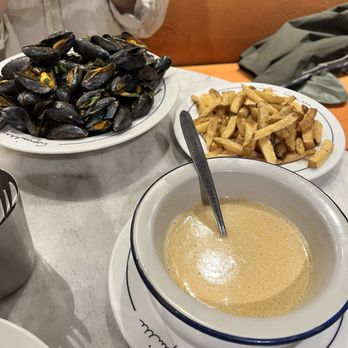 Coquille - Bistrot Marin - Mussels with the cream and sauce on the side - just order it as it comes not the way we did. - Seafood Near Me - Marseille, 13