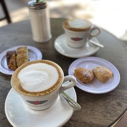 Cappuccino, biscotti, sfogliatelle