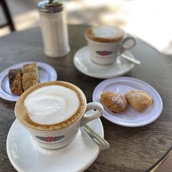 DeLillo Pastry Shop - Cappuccino, biscotti, sfogliatelle