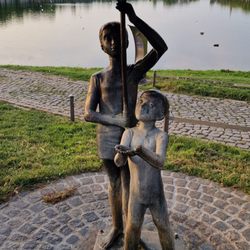 Regenschirm-Brunnen - Kinder unterm Regenschirm und Pfaffenteich